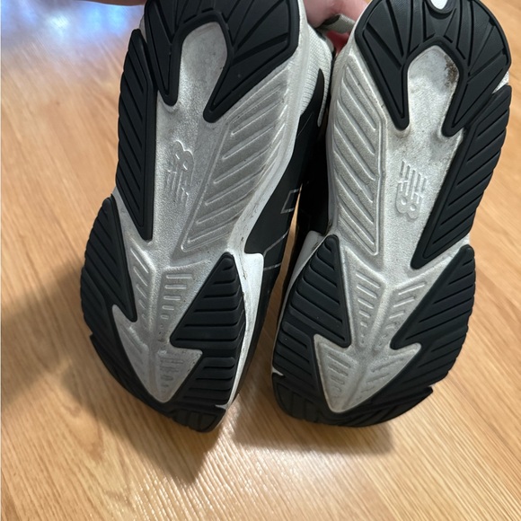 SOLD SOLD SOLD Kids New Balance Black and White Athletic Shoes size 5XW - Picture 6 of 8